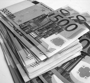 Les&#x20;r&#x00E9;mun&#x00E9;rations&#x20;des&#x20;patrons&#x20;d&#x2019;entreprises&#x20;publiques&#x20;plafonn&#x00E9;es&#x20;&#x00E0;&#x20;450&#x20;000&#x20;&#x20AC;