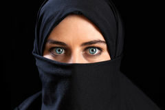 Refuser&#x20;de&#x20;retirer&#x20;le&#x20;voile&#x20;islamique&#x20;est-il&#x20;un&#x20;motif&#x20;de&#x20;licenciement&#x20;valable&#x20;&#x3A;&#x20;Position&#x20;de&#x20;la&#x20;Cour&#x20;de&#x20;cassation&#x20;et&#x20;de&#x20;la&#x20;CJCE