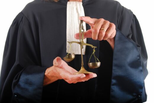 Interdiction&#x20;de&#x20;port&#x20;de&#x20;signes&#x20;religieux,&#x20;politiques,&#x20;communautaires&#x20;ou&#x20;philosophiques,&#x20;ni&#x20;d&#x00E9;coration&#x20;sur&#x20;la&#x20;robe&#x20;d&#x2019;Avocat